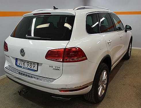 Vit Volkswagen Touareg V6 TDI stulen i Sollentuna